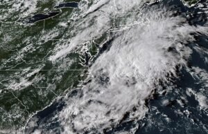 Tempestades tropicais Fernands fortes no Atlântico médio