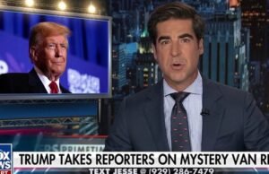 Trump Jesse Watters verifica o troféu da Copa do Mundo no Salão Oval no Primeio