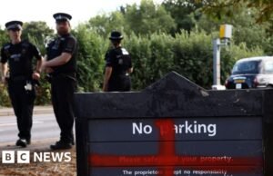 Dois homens o acusaram depois dos protestos fora do Assylum Inner Hospital