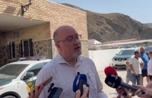 Vocal protestando contra a igreja em Albukol (Granada) para “atacar” as crenças dos espanholas “como” como “
