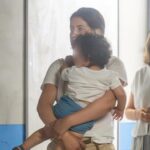 Gabriela Guillen visita o hospital e seu filho nos braços