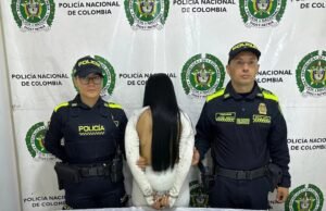 A polícia de cinematógrafo havia roubado um cidadão em Bukaranganga e perseguiu a mulher armada.