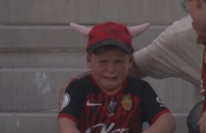 Compensado por um garoto viral gritando pela arbitragem de Malloorka-Baria