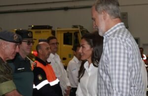 O rei agradeceu seu trabalho desinstante na equipe de bombeiros durante a visita a nossonse
