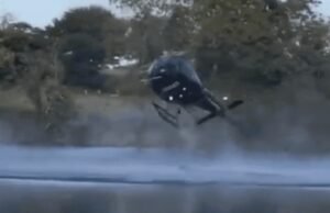 O helicóptero de bombardeiro caiu no lago Roddone durante a missão de incêndio