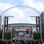 Fã do Oasis morreu depois que caiu durante o show no Wemlon Wemblon Stadium London
