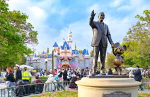 Para fechar a data sem abrir novamente sem olhar para a histórica montanha -russa da Disneyland