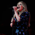 Kelly Clarharson em frente a Vegas quando ele parou no palco