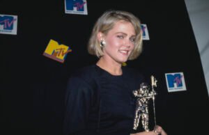 Belinda Carlysis dos anos 80 com uma selfie de 67 anos com uma selfie