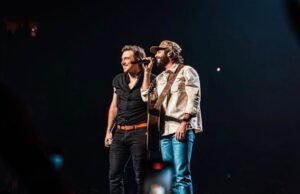 Morgan Vallen e Thomas Ret se juntam às forças armadas no momento da música momentos no país final