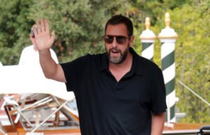 Adam Sandler comércio em seu vestido casual para uma cômoda olhar em um momento raro de estilo