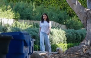 Os anos 90 liderando uma mulher, 67, ele faz uma aparência invisível em Hollywood