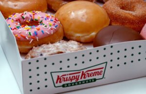 Dando donuts gratuitos para celebrar o investimento de Krem Taylor Swift e Travis Kelles