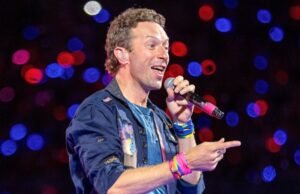 Chris Martin Martin Jambotron faz uma piada sobre golpe durante a proposta de fãs no show do Coldplay London
