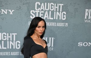 Zo Cravitz é uma imagem cuspir do capô da mãe Lisa no ‘Catch Steling’ Premier