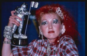 O ícone pop Cyndi Lauper indica a história problemática da história por trás da música Kiciic