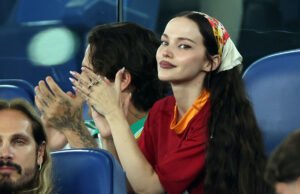 Dov Cameron celebra o time de seu namorado do rockstar da maneira mais elegante