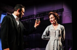 ‘Awa: The Square Conversations’ (único) Lembro -me de Elizabeth McGower Maggie Smith, de Downton Bey Bay, enquanto trabalhava em sua nova peça.