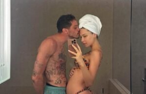 Elsie Hewit exibe o corpo do biquíni e o bebê com Pete David Davudson