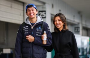Alex Albon e Lily Muni, ele derrete corações com tremendos snaps atraentes na frente