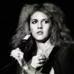 Legenda Batu Stevie Nicks, 77, imagine a data turística por causa de uma emergência