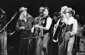 As críticas reprodutivas de Bob Dillon a Joni Mitchell estão chegando em seu socorro