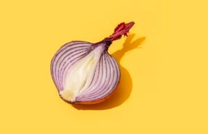 Os cientistas se voltaram para as cebolas vermelhas para melhorar as células solares – e podem tornar a energia solar mais sustentável