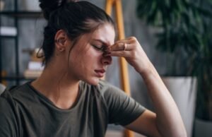 Por que é tanto por causa das dores de cabeça de uma retirada de cafeína?