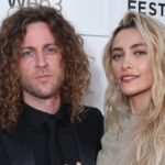 Paris Jackson garante que ela não esteja mais envolvida em Justin Comprimento da superfície da mão