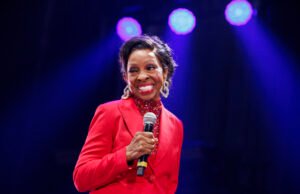 81 -Símbolos musicais do ano nas reivindicações de grandes atrocidades ‘saudáveis e felizes’