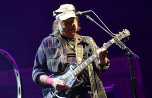 Rockstar Neil Young nos anos 70, pela primeira vez em 79, 28 anos, apresentando essas canções controversas