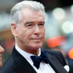 O ator Pierce Brosnan engasga com a TV nacional e os fãs só podem pensar em uma coisa