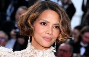 Haley Berry, 59 anos, beleza sem idade em maiô para fotos raras com namorados