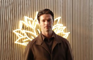 Patrick Schwarznagar reagiu a notícias emocionantes com a co-estrela do ‘White Lotus’ Carry Koon