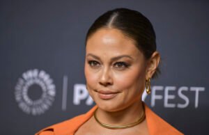 Vanessa Laches, 44, serve vibrações de glamour antigo de Hollywood nas aulas de biquíni verde