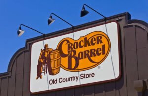 Cracker Barrel re -projetou o logotipo em negrito, discutindo no clamor e no abdômen