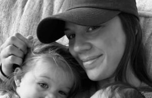 O café grávida Lizie reflete sobre a morte de uma garota de 12 meses