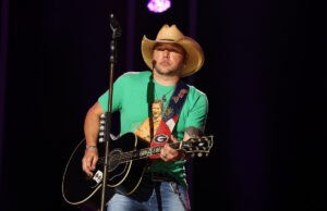 A filha mais nova de Jason Ld LD está aprendendo violão da lenda do país