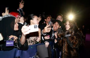 Jenna Ortega pediu desculpas aos fãs por morder seus itens pessoais: ‘Sinto muito’