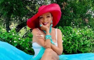 92 no sul do sul da viagem da França mostra Jone Colins Swimsuit Style