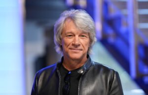 John Bon Jovi compartilha uma rara foto de palestra em homenagem a alverações cerca de 48 anos após sua morte