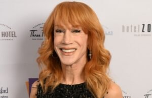 Depois que o novo facelift é divulgado, Cathy Grinchin parece casual