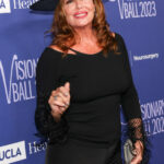 O ícone de Kelly Lebock dos anos 80, 65 anos, soou em Hollywood Ditching para os avós