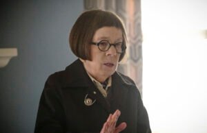 A atriz icônica Linda Hunt, 80 anos, apareceu em insônia