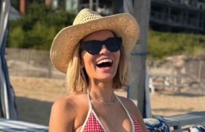 Lindsay Habbard Gingham mostra o diagrama pré -natal em biquíni