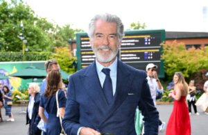 O segredo de uma grande cabeça do cabelo de Pierce Brosnan faz você rir