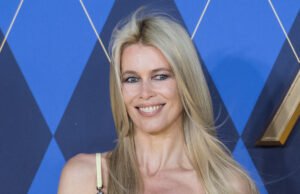 Supermodel Claodia Shir, 54, uma pia fria no 54, traje de banho de flores