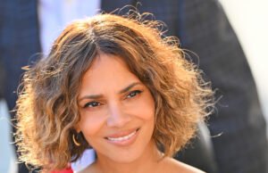 Camol vermelho brilhante de Haley Berry odeia o clima triste