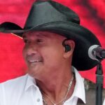 A equipe McGraw envia mensagens emocionais quando ele voltou ao palco abaixo do problema de saúde