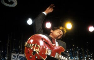 Os fãs fizeram recentemente Michael J. nas raras imagens de Aerosmi. Habilidades de guitarra da Fox pesquisadas